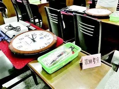 考務(wù)辦公室里準備的設(shè)備